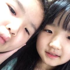 ５人姉妹の右が妹で左が私ですwww