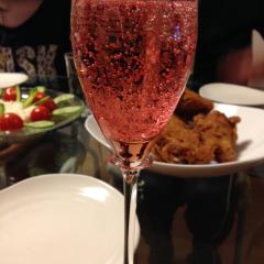 んーとりまシャンパンで笑