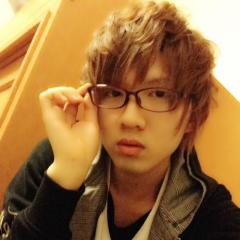 岐阜住みで今年で20だょ^_−赤メガネ似合うでしょ？笑