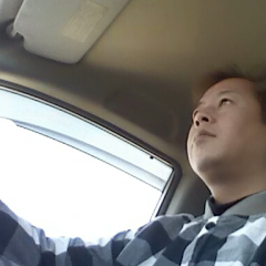 前を向いて歩けないや