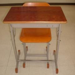 学校の椅子･机でーす＼(＾ω＾＼Ξ／＾ω＾)／