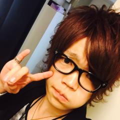 ホストやりながら美容師目指している美容学生の日常(°ㅂ° ╬)