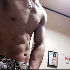 海でこの体見たらチラ見する？しない？どっちかな？