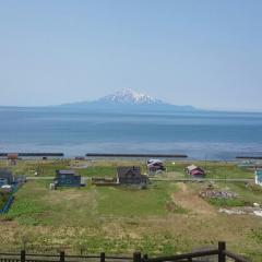 ちょっと霞んでいるけど利尻富士です。