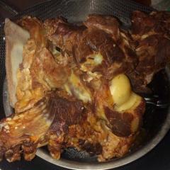 モンゴルの食事肉手と紅茶。