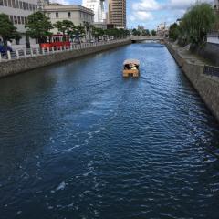 島根県松江の堀川めぐりの小船と周りの風景