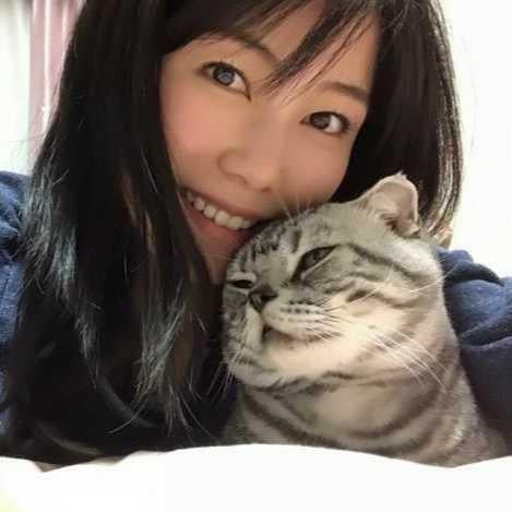 白いスーツの砂さん