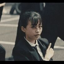 つ る