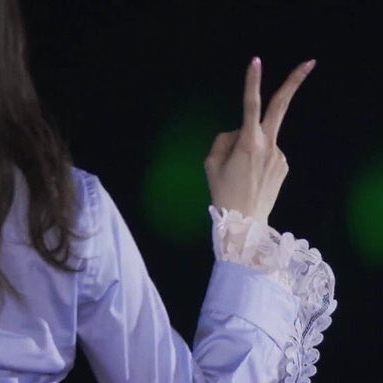 奈 々 未