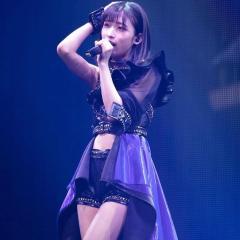 彼女はとても美しい