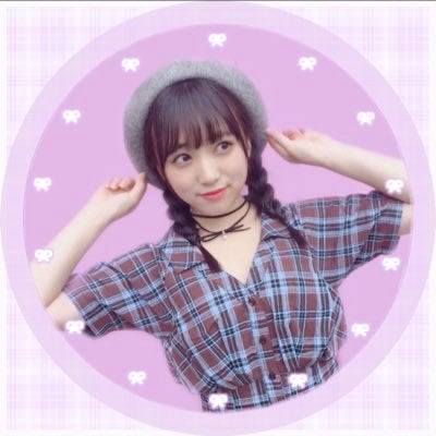 な る