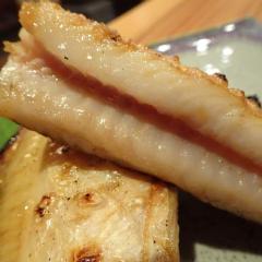 なつ吉のお母ちゃんの干す一夜干しカレイが名物の一皿